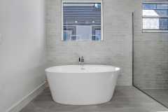 Master-tub-contemporary-luxury-home-by-ABD-Development